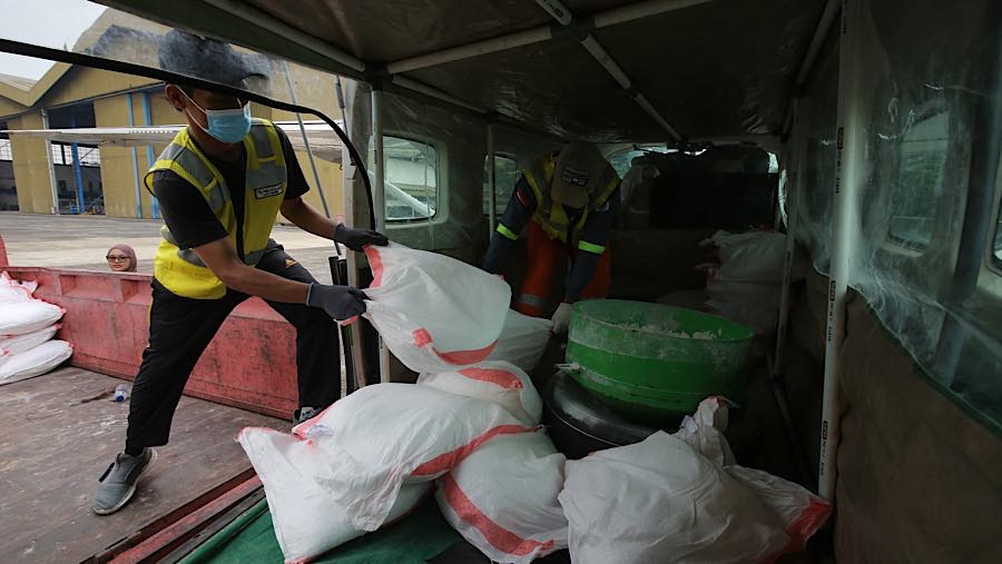 Dalam setiap operasi pesawat berjenis Cessna membawa 1 ton garam yang akan disemaikan ke awan. (Bloomberg Technoz/Andrean Kristianto)