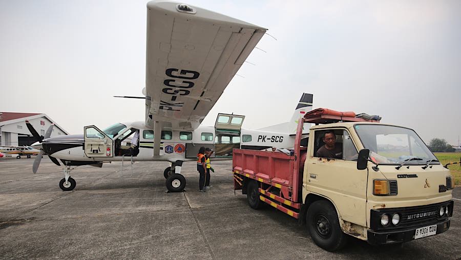 Petugas memasukkan garam (NaCl) untuk Operasi Modifikasi Cuaca (OMC) di Bandara Pondok Cabe, Banten, Selasa (22/9/2026). (Bloomberg Technoz/Andrean K)