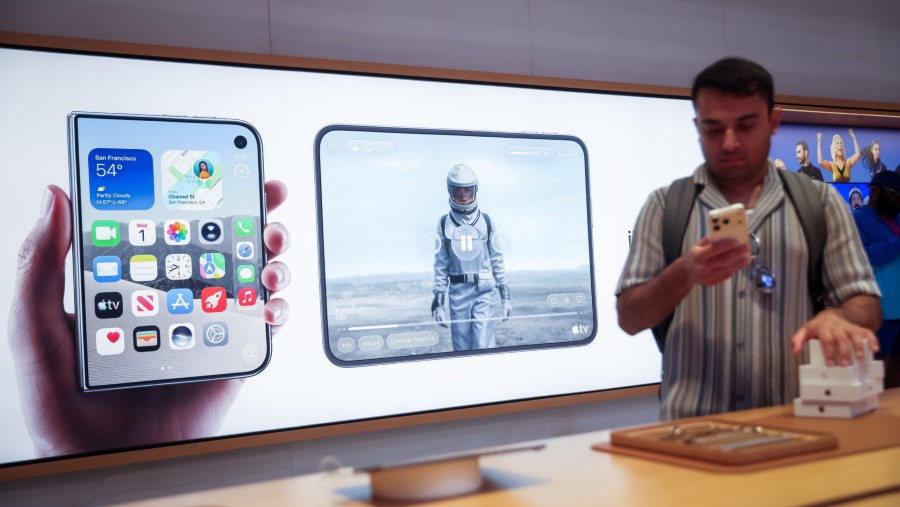 Warga New York padati toko resmi Apple untuk mengatre beli iPhone Duo dan iPhone 18 Pro. dok: Bloomberg