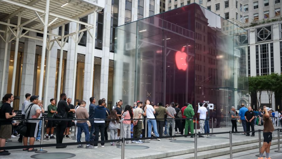 Warga New York padati toko resmi Apple untuk mengatre beli iPhone Duo dan iPhone 18 Pro. dok: Bloomberg