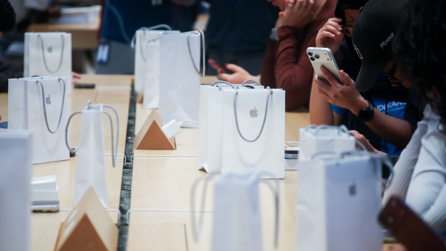 Warga New York padati toko resmi Apple untuk mengatre beli iPhone Duo dan iPhone 18 Pro. dok: Bloomberg
