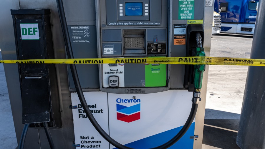 Pita peringatan yang dipasang pada nosel bahan bakar diesel di tempat pemberhentian truk Chevron di Tracy, California, AS./Bloomberg-David Paul Morris