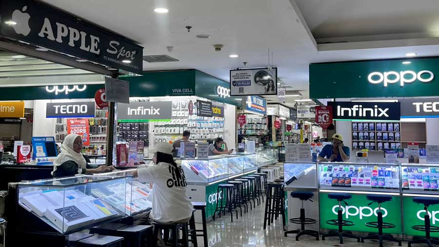 Suasana sentra perdagangan HP Ponsel di ITC Kuningan. Perangkat ponsel alami kenaikan harga 10-20% efek kelangkaan chip. (Bloomberg Technoz/Merinda)