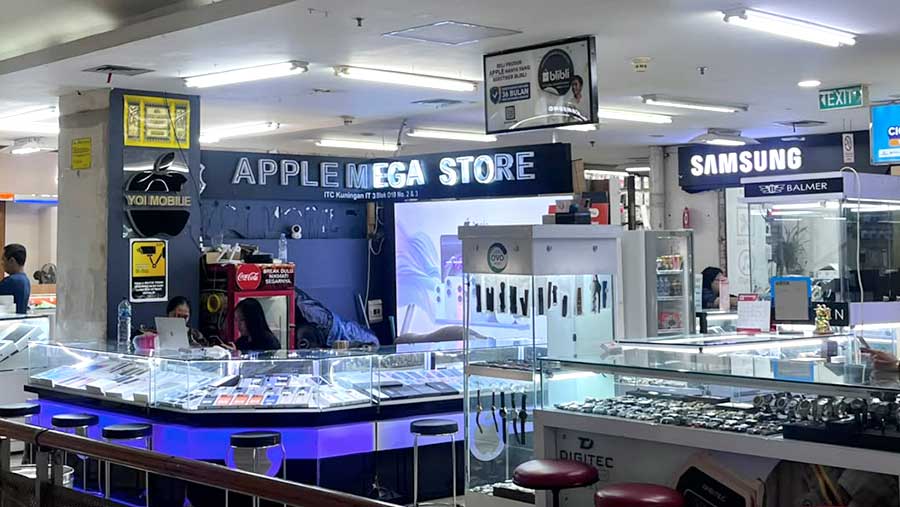 Suasana sentra perdagangan HP Ponsel di ITC Kuningan. Perangkat ponsel alami kenaikan harga 10-20% efek kelangkaan chip. (Bloomberg Technoz/Merinda)