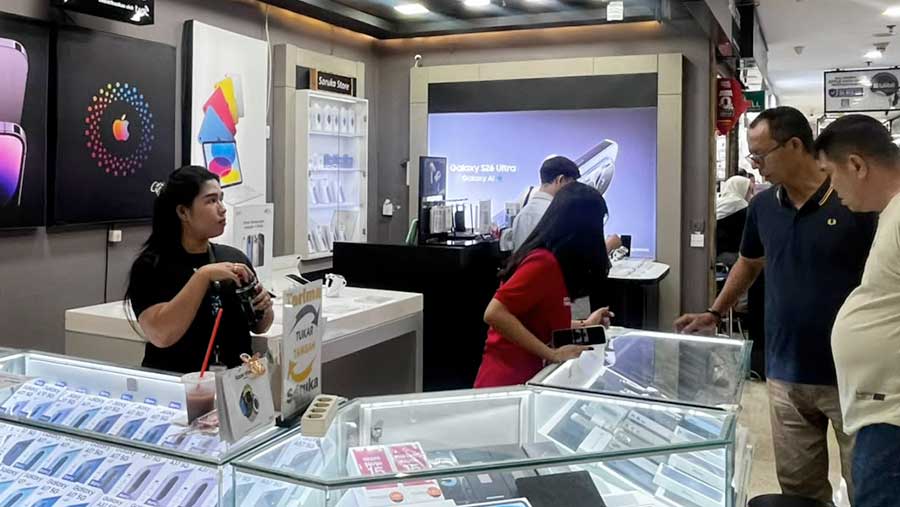 Suasana sentra perdagangan HP Ponsel di ITC Kuningan. Perangkat ponsel alami kenaikan harga 10-20% efek kelangkaan chip. (Bloomberg Technoz/Merinda)