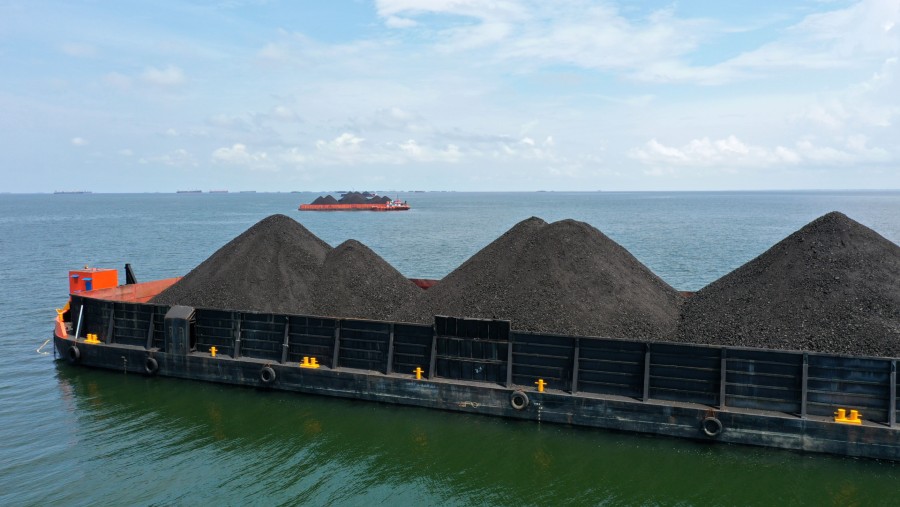 Sebuah tongkang bermuatan batu bara berlabuh di lepas pantai Muara Berau, Kalimantan Timur, Indonesia./Bloomberg-Dimas Ardian