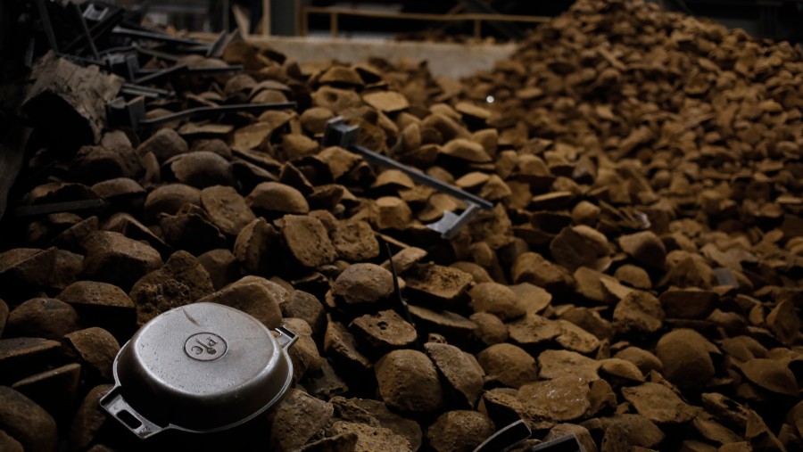Besi kasar atau pig iron yang akan dilebur menjadi peralatan masak dari besi cor./Bloomberg-Luke Sharrett