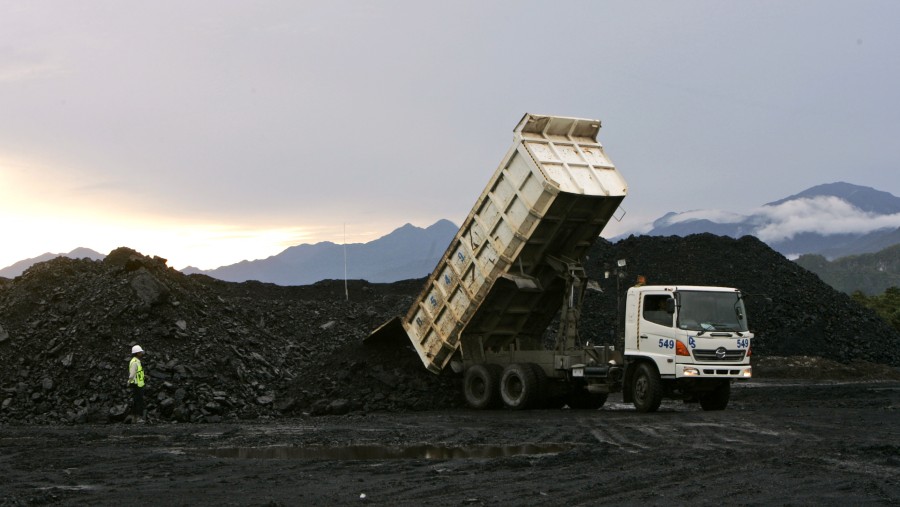 Sebuah truk membuang batu bara ke timbunan di operasi PT Exploitasi Energi Indonesia di Asam-Asam, Kalimantan Selatan, Indonesia./Bloomberg-Dadang Tri