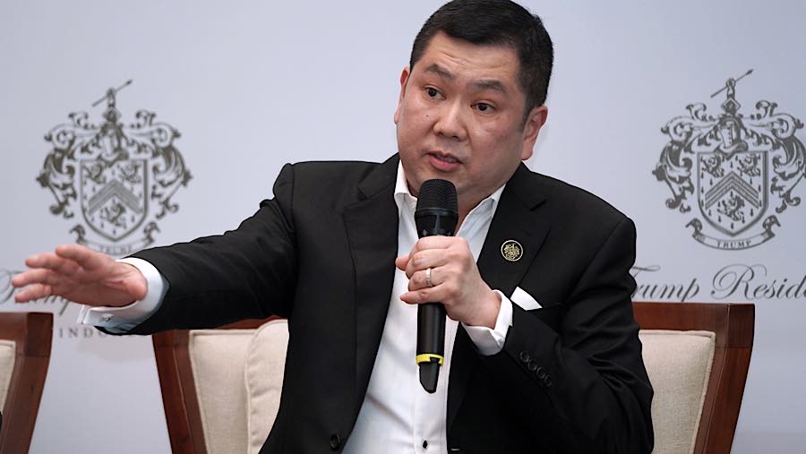 Pendiri MNC Group, Hary Tanoesoedibjo berbicara dalam konferensi pers di Jakarta, Selasa (13/8/2019). (Dimas Ardian/Bloomberg)