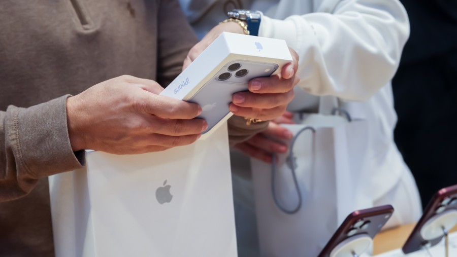 Warga New York padati toko resmi Apple untuk mengatre beli iPhone Duo dan iPhone 18 Pro. Michael Nagle/Bloomberg