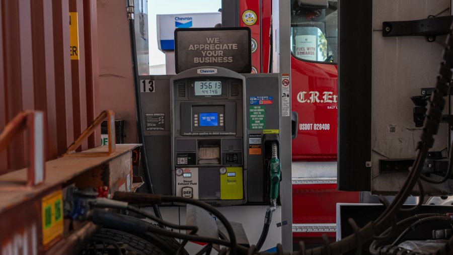 SPBU menampilkan angka US$356,13 untuk 44,746 galon solar setelah truk trailer mengisi bahan bakar di SPBU Chevron. (David Paul Morris/Bloomberg)