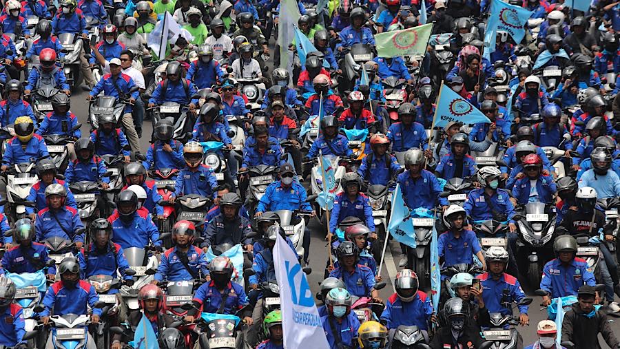 Sejumlah buruh melakukan long march saat aksi demo menuju Bundaran Hi, Jakarta, Kamis (24/92026). (Bloomberg Technoz/Andrean Kristianto)
