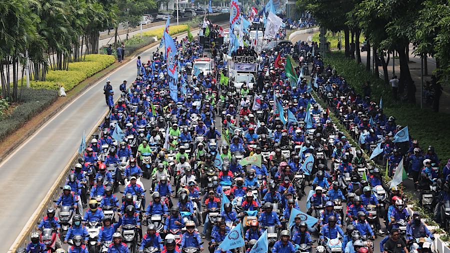 Sejumlah buruh melakukan long march saat aksi demo menuju Bundaran Hi, Jakarta, Kamis (24/92026). (Bloomberg Technoz/Andrean Kristianto)