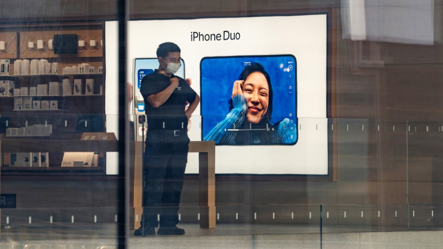 Petugas keamanan di dalam toko Apple Inc. di Sanlitun, Beijing, China. (Andrea Verdelli/Bloomberg)
