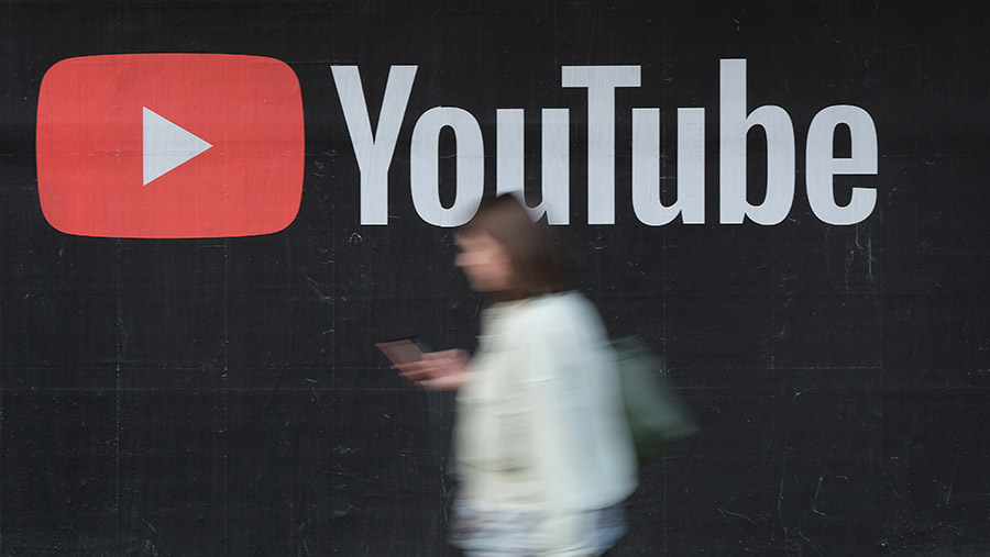 YouTube Menyatakan Alat AI Baru Akan Membantu Kreator, Bukan Menggantikan Mereka (Bloomberg)