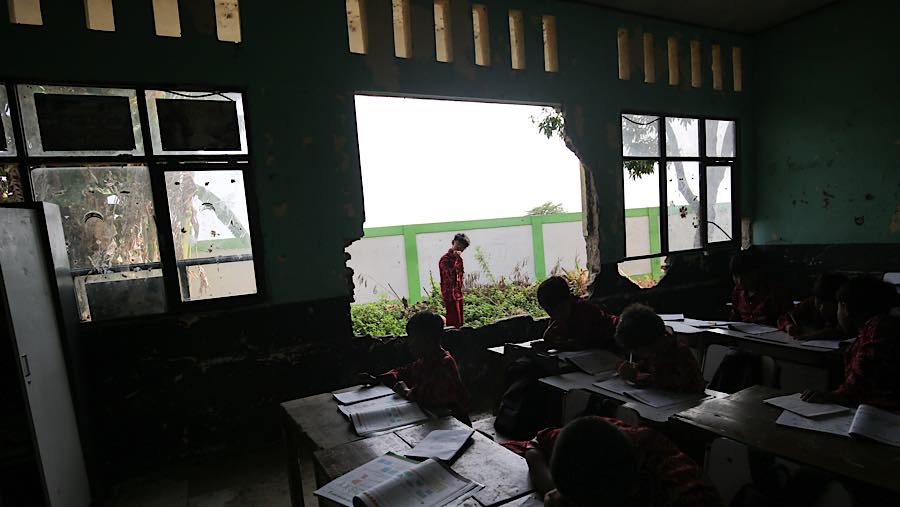 Siswa berada di dekat tembok kelas yang jebol di SDN 3 Sukajadi, Kab. Bekasi, Jawa Barat, Kamis (24/9/2026). (Bloomberg Technoz/Andrean Kristianto)