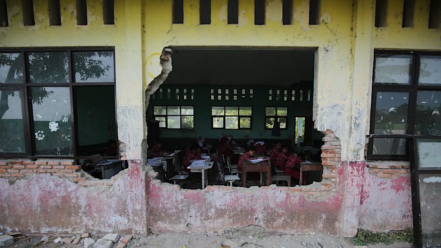 Siswa berada di dekat tembok kelas yang jebol di SDN 3 Sukajadi, Kab. Bekasi, Jawa Barat, Kamis (24/9/2026). (Bloomberg Technoz/Andrean Kristianto)