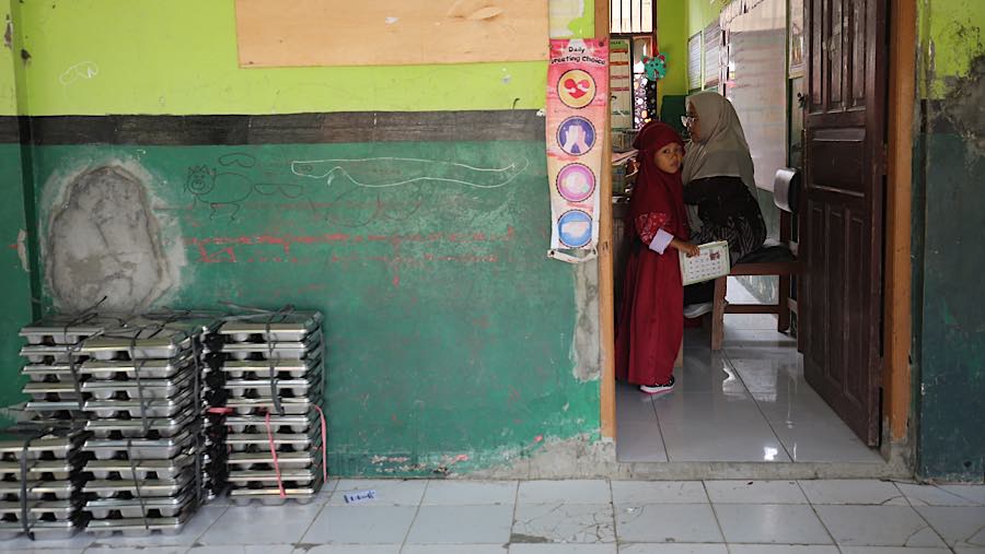 Siswi berada di dalam kelas SDN 3 Sukajadi, Kabupaten Bekasi, Jawa Barat, Kamis (24/9/2026). (Bloomberg Technoz/Andrean Kristianto)