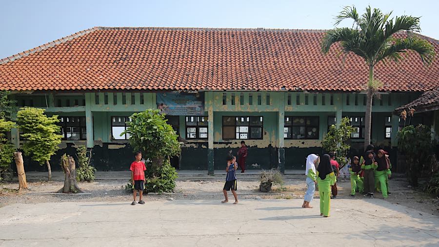 Siswa bernain di lapangan SDN 3 Sukajadi, Kabupaten Bekasi, Jawa Barat, Kamis (24/9/2026). (Bloomberg Technoz/Andrean Kristianto)