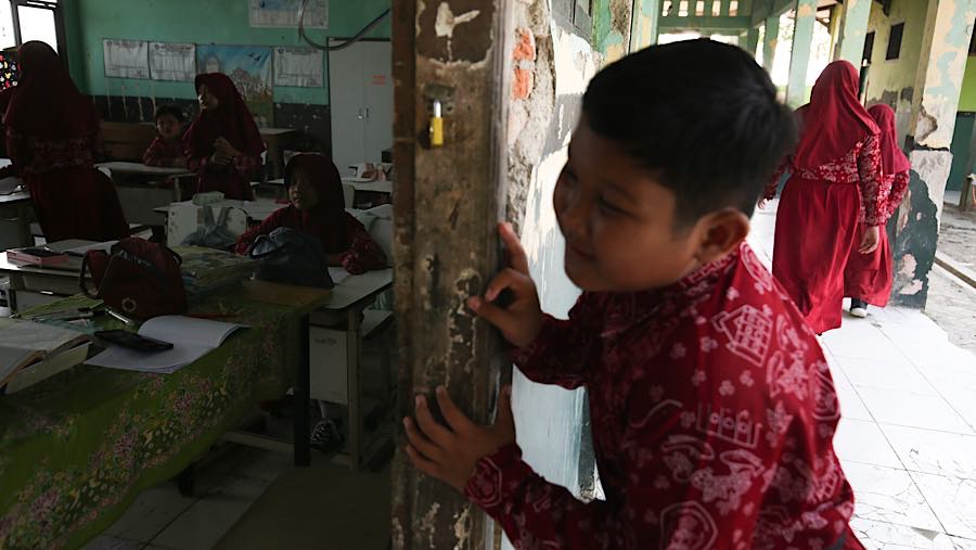 Siswi berada di dalam kelas SDN 3 Sukajadi, Kabupaten Bekasi, Jawa Barat, Kamis (24/9/2026). (Bloomberg Technoz/Andrean Kristianto)