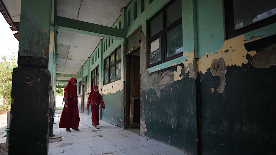Siswa berjalan melewati kelas SDN 3 Sukajadi, Kabupaten Bekasi, Jawa Barat, Kamis (24/9/2026). (Bloomberg Technoz/Andrean Kristianto)