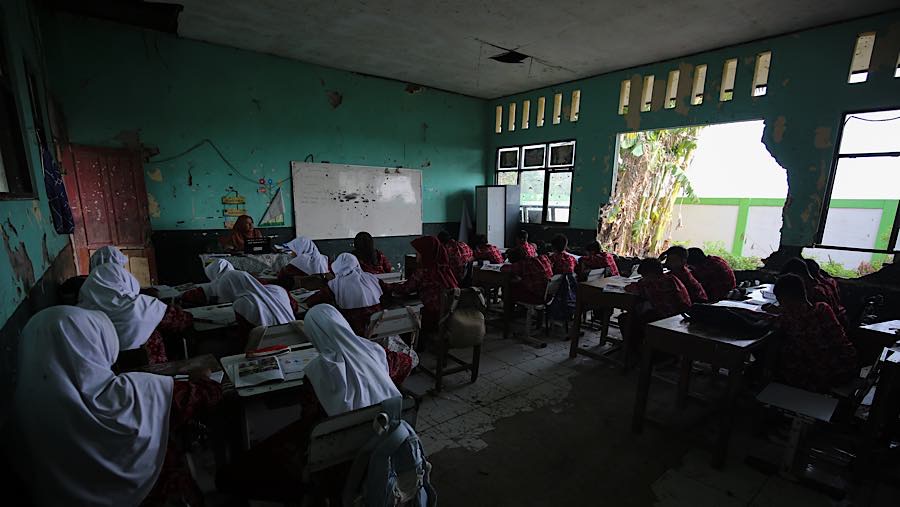 Siswa mengikuti kegiatan belajar mengajar di SDN 3 Sukajadi, Sukakarya, Kabupaten Bekasi, Jawa Barat, Kamis (24/9/2026). (Bloomberg Technoz/Andrean K)