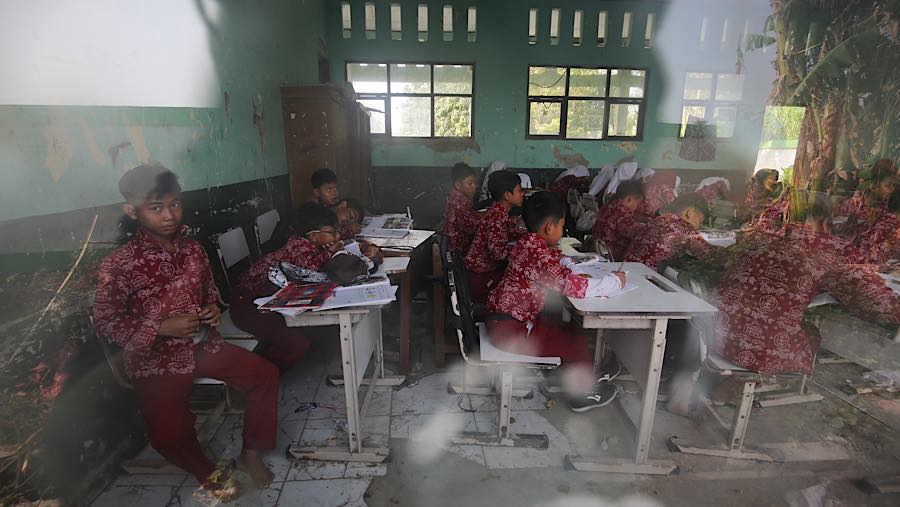 Siswa mengikuti kegiatan belajar mengajar di SDN 3 Sukajadi, Sukakarya, Kabupaten Bekasi, Jawa Barat, Kamis (24/9/2026). (Bloomberg Technoz/Andrean K)