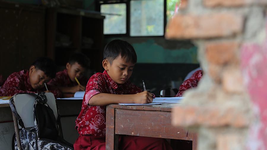 Siswa mengikuti kegiatan belajar mengajar di SDN 3 Sukajadi, Sukakarya, Kabupaten Bekasi, Jawa Barat, Kamis (24/9/2026). (Bloomberg Technoz/Andrean Kr