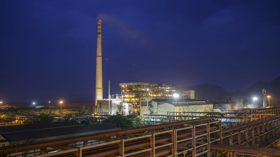 Emisi membubung dari cerobong pembangkit listrik kogenerasi berbahan bakar batu bara di smelter alumina Vedanta Ltd./Bloomberg-Dhiraj Singh