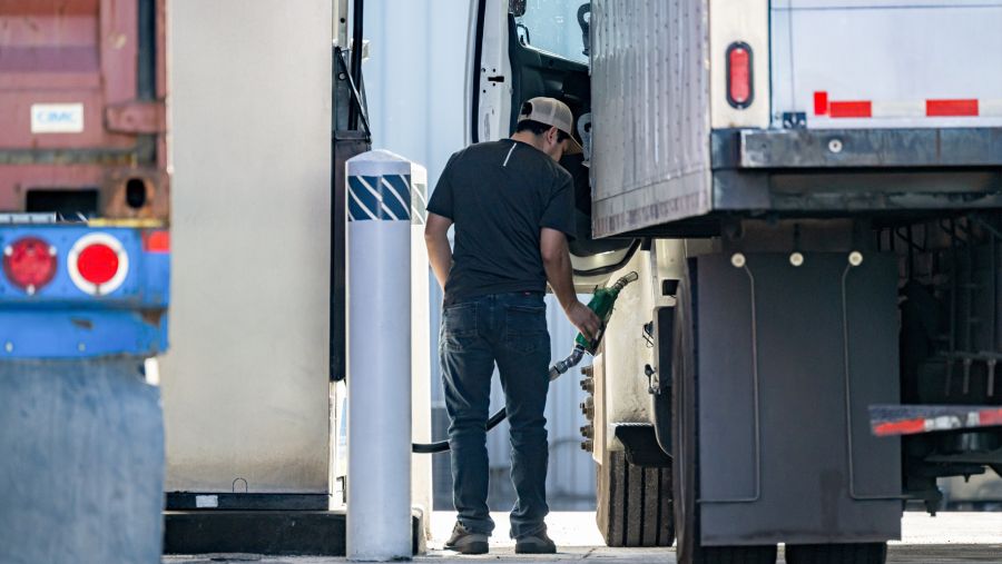 Pengemudi sedang mengisi bahan bakar diesel ke truk trailer di tempat peristirahatan truk di Tracy, California. (David Paul Morris/Bloomberg)