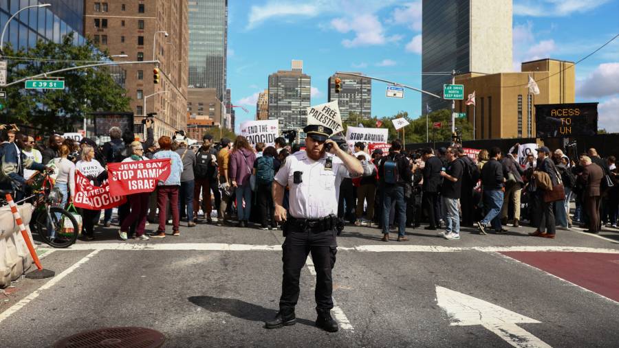 Demonstrasi di New York, protes kedatangan Netanyahu di PBB. (Sumber: Bloomberg)