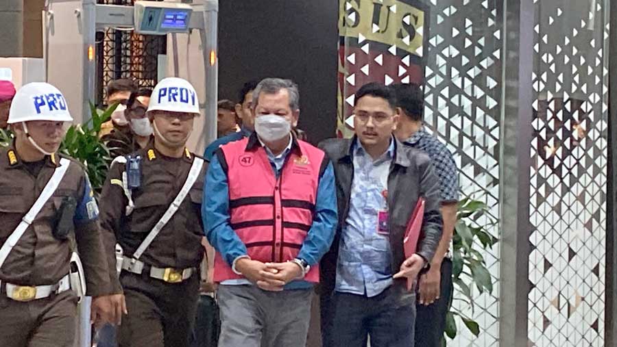 Tersangka Korupsi Nikel Direktur Pembinaan Pengusahaan Mineral pada Ditjen Minerba Kementerian ESDM Bambang Susigit. (Bloomberg Technoz/Dovana)
