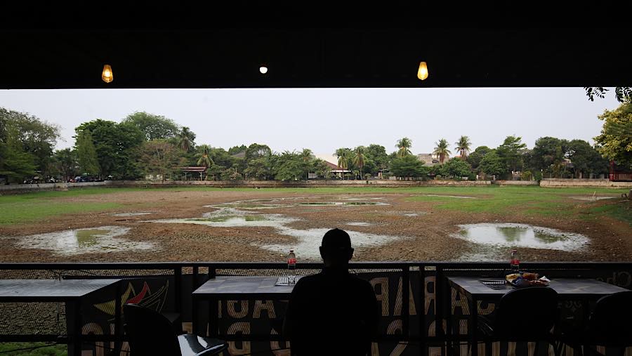 Warga duduk di salah satu tempat makan di Danau Cinere, Pangkalan Jati, Cinere, Jawa Barat, Jumat (25/9/2026) (Bloomberg Technoz/Andrean Kristianto)
