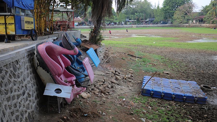 Wahana permainan air bersandar di tepi Danau Cinere, Pangkalan Jati, Cinere, Jawa Barat, Jumat (25/9/2026) (Bloomberg Technoz/Andrean Kristianto)
