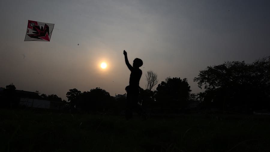 Warga bermain layangan di dasar danau Cinere di Pangkalan Jati, Cinere, Jawa Barat, Jumat (25/9/2026) (Bloomberg Technoz/Andrean Kristianto)