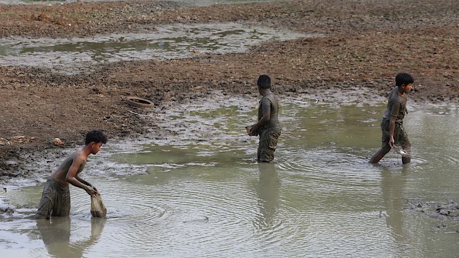 Warga mencari ikan di dasar Danau Cinere di Pangkalan Jati, Cinere, Jawa Barat, Jumat (25/9/2026) (Bloomberg Technoz/Andrean Kristianto)