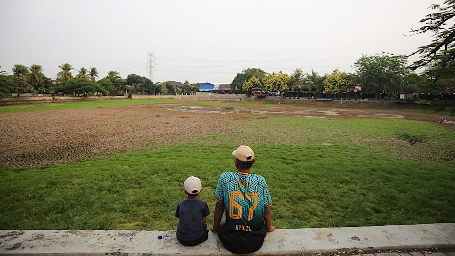 Warga melihat Danau Cinere yang mengering di Pangkalan Jati, Cinere, Jawa Barat, Jumat (25/9/2026) (Bloomberg Technoz/Andrean Kristianto)