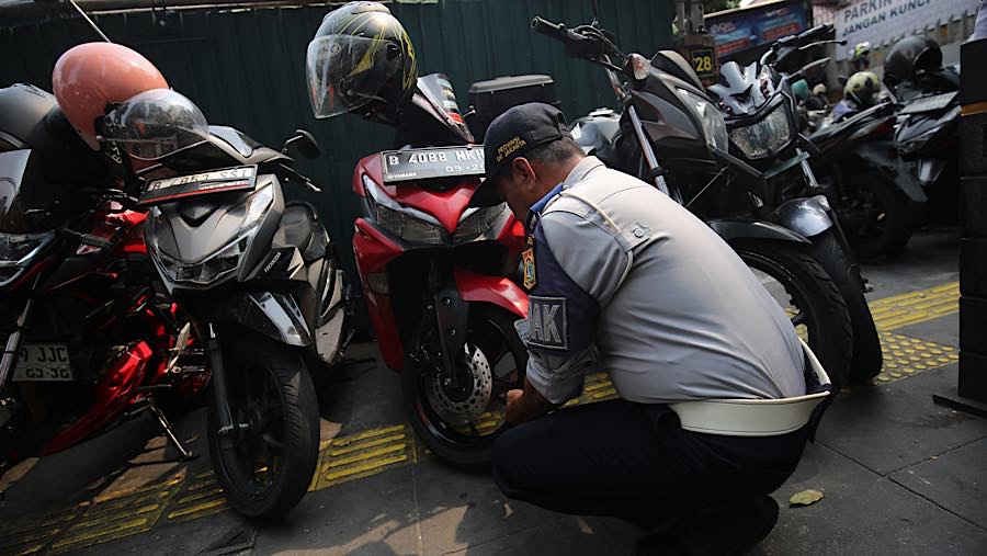 Penertiban tersebut bertujuan untuk mengembalikan fungsi pedestrian agar pejalan kaki nyaman dan aman. (Bloomberg Technoz/Andrean Kristianto)