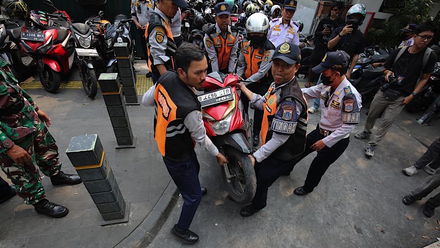 Dalam operasi tersnut petugas menertibkan 21 sepeda motor, 2 mobil, dan belasan sepeda motor dikenai operasi cabut pentil.