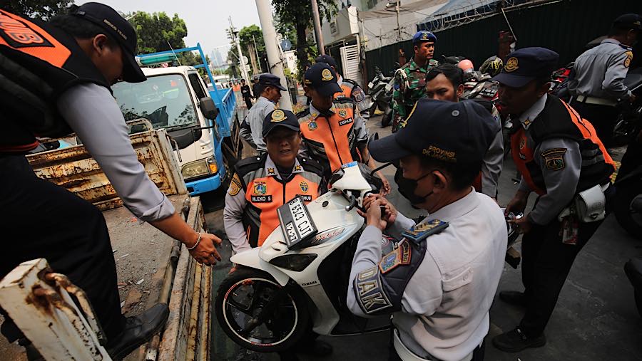 Penertiban di Jalan Senopati bukan kali pertama dilakukan petugas. Sebelumnya, telah memberikan sosialisasi dan imbauan kepada masyarakat.