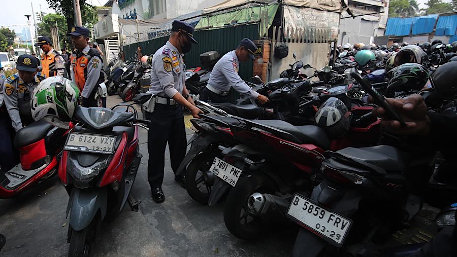 Kendaraan yang kedapatan melanggar aturan parkir kemudian diangkut dan dibawa ke kantor Sudin Perhubungan Jakarta Selatan. (Bloomberg Technoz/Andre)