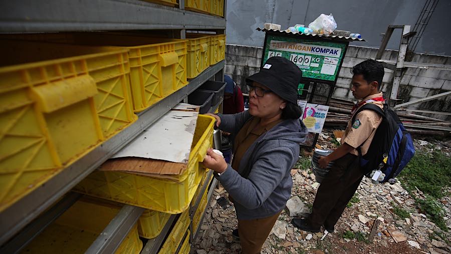 Salah satu caranya, sisa makanan diolah menggunakan maggot yang membantu mengubah sampah organik menjadi manfaat. (Bloomberg Technoz/Andrean K)