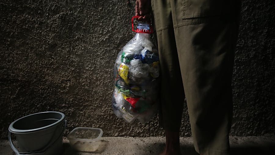 Sampah anorganik bernilai disalurkan ke bank sampah, sementara residu nantinya dibawa menuju TPS 3R. (Bloomberg Technoz/Andrean Kristianto)
