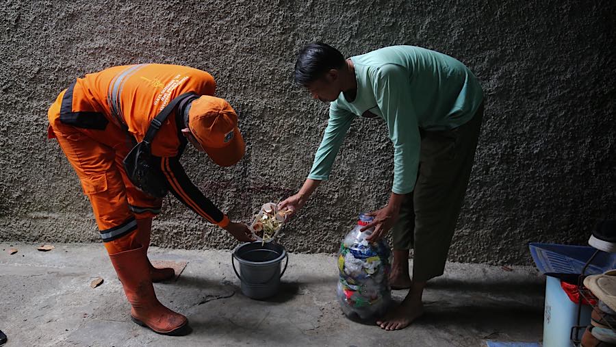 Petugas PPSU menerima sampah untuk dipilah di Srengseng Sawah, Jagakarsa, Jakarta, Senin (28/9/2026). (Bloomberg Technoz/Andrean Kristianto)