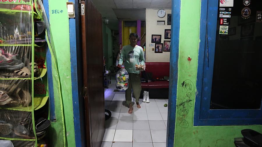 Sampah yang telah dipilah kemudian dikumpulkan, sehingga plastik dan sisa makanan dapat dimanfaatkan kembali.. (Bloomberg Technoz/Andrean Kristianto)