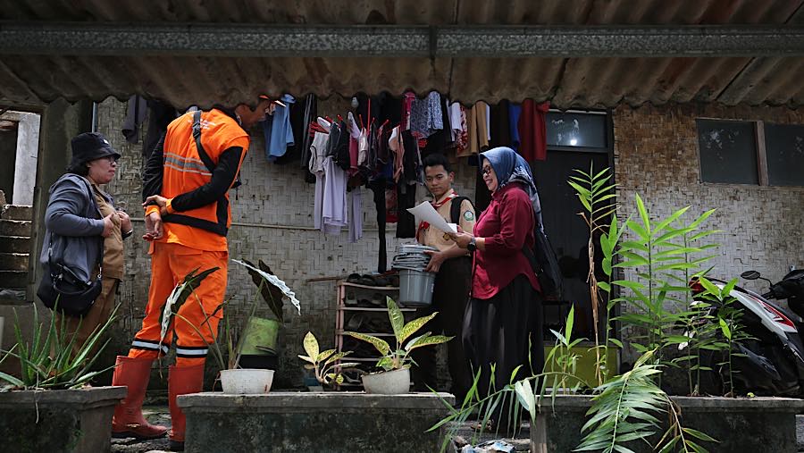 Warga RW 6 Srengseng Sawah mulai memilah sampah dari rumah sebagai langkah menjaga lingkungan bersama. (Bloomberg Technoz/Andrean Kristianto)