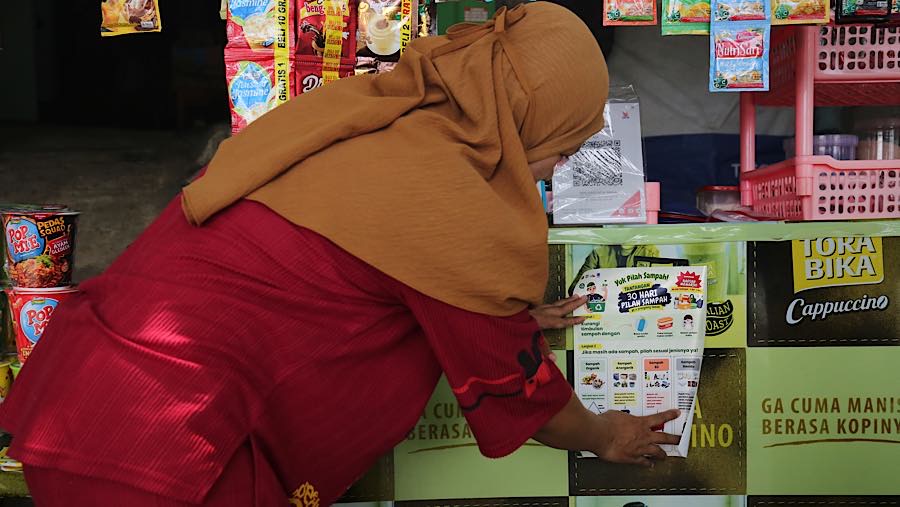 Sisa makanan dikumpulkan terpisah untuk diolah, termasuk dimanfaatkan sebagai bahan pengolahan tanaman di rumah.(Bloomberg Technoz/Andrean Kristianto)