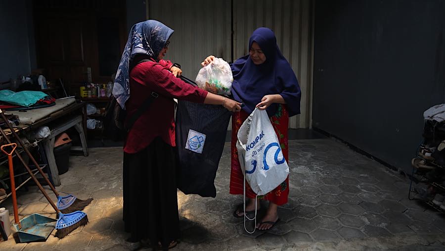 Berbeda dengan anorganik, sampah organik diolah secara mandiri agar memiliki manfaat dan tidak terbuang. (Bloomberg Technoz/Andrean Kristianto)