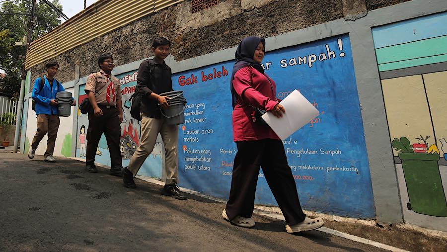 Edukasi dilakukan langsung dari rumah ke rumah, mengajak warga mengenali dan memisahkan sampah berdasarkan jenisnya. (Bloomberg Technoz/Andrean K)