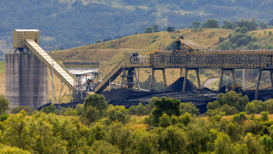 Tumpukan batu bara di fasilitas pemuatan kereta Newdell di Liddell, Australia./Bloomberg-Brendon Thorne